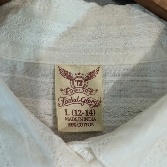 Sleeveless White Button-Up Blouse - Picture 4 of 9